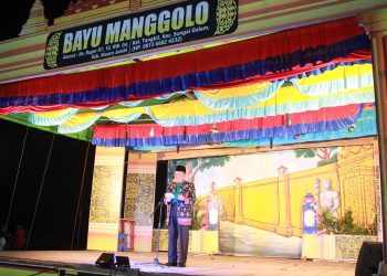Wakil Gubernur Jambi Abdullah Sani memberikan sambutan saat membuka pagelaran seni Ketoprak “Bayu Manggolo” dalam rangka memperingati 1 Muharram 1447 H di Desa Tangkit, Kecamatan Sungai Gelam, Kabupaten Muaro Jambi, Senin (7/7/2025) malam. (Dok. Daus)