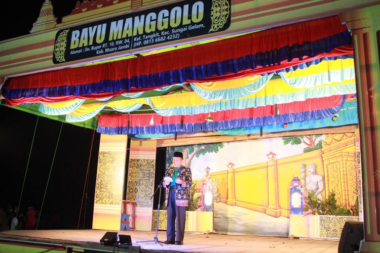 Wakil Gubernur Jambi Abdullah Sani memberikan sambutan saat membuka pagelaran seni Ketoprak “Bayu Manggolo” dalam rangka memperingati 1 Muharram 1447 H di Desa Tangkit, Kecamatan Sungai Gelam, Kabupaten Muaro Jambi, Senin (7/7/2025) malam. (Dok. Daus)