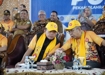 Gubernur Jambi Al Haris (kiri) berdiskusi dengan Ketua BAPOMI Jambi Prof. Dr. Fauzi Syam saat pembukaan POMDA ke-19 Provinsi Jambi di Balairung Unja, Selasa (8/7/2025). (Dok. Yola)