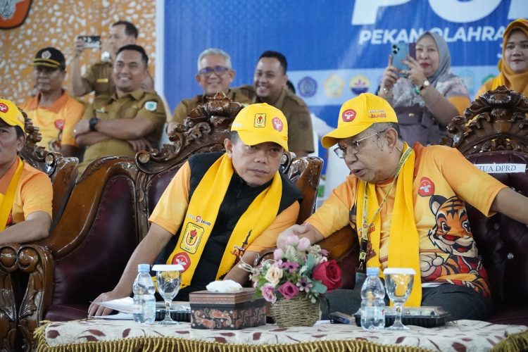 Gubernur Jambi Al Haris (kiri) berdiskusi dengan Ketua BAPOMI Jambi Prof. Dr. Fauzi Syam saat pembukaan POMDA ke-19 Provinsi Jambi di Balairung Unja, Selasa (8/7/2025). (Dok. Yola)