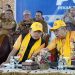 Gubernur Jambi Al Haris (kiri) berdiskusi dengan Ketua BAPOMI Jambi Prof. Dr. Fauzi Syam saat pembukaan POMDA ke-19 Provinsi Jambi di Balairung Unja, Selasa (8/7/2025). (Dok. Yola)