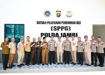 Kepala Staf Kepresidenan Letjen TNI (Purn) AM Putranto berfoto bersama Kapolda Jambi Irjen Pol Krisno H Siregar, Wakil Gubernur Jambi, dan jajaran Forkopimda saat meninjau kesiapan SPPG Polda Jambi, Selasa (8/7/2025). (Dok. Nahar)