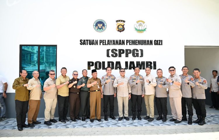 Kepala Staf Kepresidenan Letjen TNI (Purn) AM Putranto berfoto bersama Kapolda Jambi Irjen Pol Krisno H Siregar, Wakil Gubernur Jambi, dan jajaran Forkopimda saat meninjau kesiapan SPPG Polda Jambi, Selasa (8/7/2025). (Dok. Nahar)
