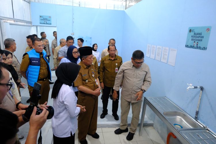 Wakil Gubernur Jambi Abdullah Sani bersama Kepala Kantor Staf Kepresidenan Letjen TNI (Purn) AM. Putranto meninjau fasilitas dapur di Satuan Pelayanan Pemenuhan Gizi (SPPG) Yayasan Nuansa Mitra Sejati, Kota Jambi, Selasa (8/7/2025). (Dok. Yola)