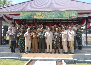 Kepala Staf Kepresidenan RI Letjen TNI (Purn) AM. Putranto bersama Danrem 042/Gapu Brigjen TNI Heri Purwanto dan jajaran meninjau program urban farming Kodim 0415/Jambi, Selasa (8/7/2025) (Dok. Nahar)