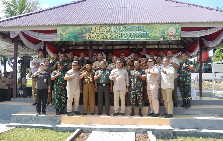 Kepala Staf Kepresidenan RI Letjen TNI (Purn) AM. Putranto bersama Danrem 042/Gapu Brigjen TNI Heri Purwanto dan jajaran meninjau program urban farming Kodim 0415/Jambi, Selasa (8/7/2025) (Dok. Nahar)