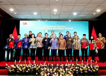 Ketua Dewan Komisioner OJK Mahendra Siregar, Kepala Eksekutif Pengawas Perbankan Dian Ediana Rae, bersama anggota Komite Pengembangan Keuangan Syariah (KPKS) berfoto usai pengukuhan di Jakarta, Selasa (8/7/2025). (Dok. Humas OJK Jambi)