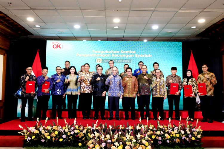 Ketua Dewan Komisioner OJK Mahendra Siregar, Kepala Eksekutif Pengawas Perbankan Dian Ediana Rae, bersama anggota Komite Pengembangan Keuangan Syariah (KPKS) berfoto usai pengukuhan di Jakarta, Selasa (8/7/2025). (Dok. Humas OJK Jambi)