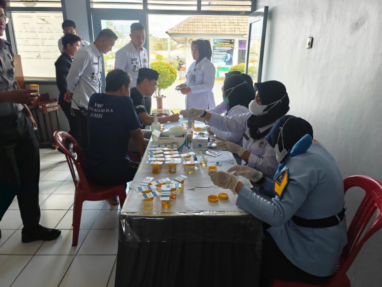 Petugas Lapas Kelas IIA Jambi bersama tim medis dan BNN Kota Jambi saat melaksanakan tes urine mendadak terhadap warga binaan dan petugas, Selasa (9/7/2025) (Dok. Nahar)