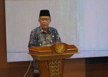 Wakil Gubernur Jambi Abdullah Sani saat menyampaikan sambutan dalam kuliah umum Universitas Jambi bertema “Transformasi Pendidikan dan Implikasi RUU Sisdiknas”, Rabu (9/7/2025) (Dok. Erit- Kominfo)