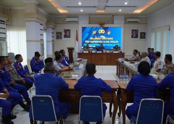 "Direktur Polairud Polda Jambi Kombes Pol Agus Tri Waluyo menerima kunjungan Tim Supervisi Slog Polri dalam kegiatan pendataan dan pengecekan fisik Barang Milik Negara (BMN) di Mako Ditpolairud, Selasa (9/7/2025). (Dok. Stepanus)