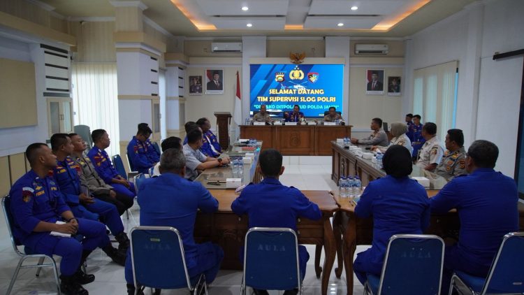 "Direktur Polairud Polda Jambi Kombes Pol Agus Tri Waluyo menerima kunjungan Tim Supervisi Slog Polri dalam kegiatan pendataan dan pengecekan fisik Barang Milik Negara (BMN) di Mako Ditpolairud, Selasa (9/7/2025). (Dok. Stepanus)