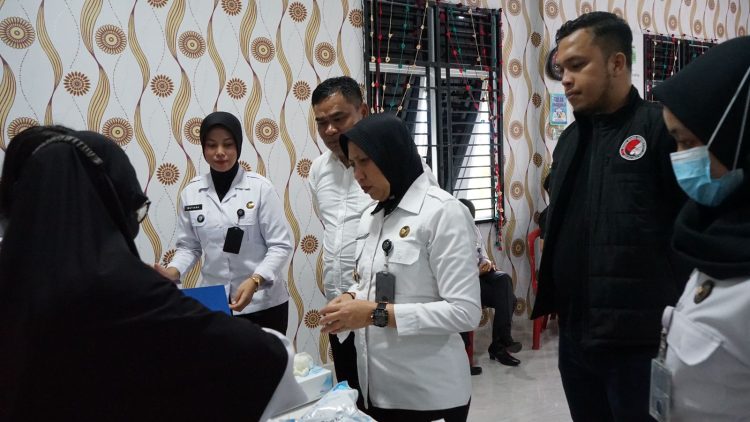 Petugas Lapas Perempuan Kelas IIB Jambi bersama tim dari Polres Muaro Jambi dan Dinkes Muaro Jambi saat melakukan tes urine terhadap warga binaan dan petugas, Rabu (9/7/2025). (Dok. Humas)