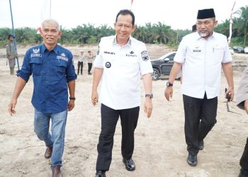 Sekda Provinsi Jambi Dr. H. Sudirman, S.H., M.H. (tengah) bersama Bupati Muaro Jambi dan Kadis Pertanian saat meninjau lokasi penanaman jagung di Bumi Perkemahan Sungai Gelam, Muaro Jambi, Rabu (9/7/2025). (Dok. Stepanus)