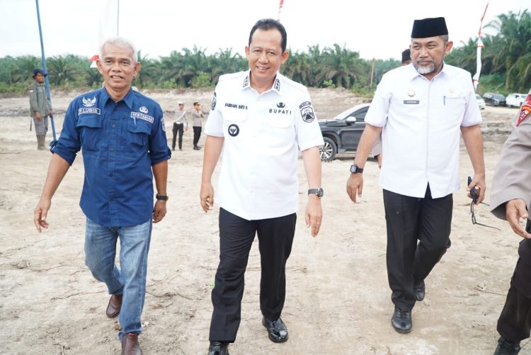 Sekda Provinsi Jambi Dr. H. Sudirman, S.H., M.H. (tengah) bersama Bupati Muaro Jambi dan Kadis Pertanian saat meninjau lokasi penanaman jagung di Bumi Perkemahan Sungai Gelam, Muaro Jambi, Rabu (9/7/2025). (Dok. Stepanus)