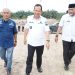 Sekda Provinsi Jambi Dr. H. Sudirman, S.H., M.H. (tengah) bersama Bupati Muaro Jambi dan Kadis Pertanian saat meninjau lokasi penanaman jagung di Bumi Perkemahan Sungai Gelam, Muaro Jambi, Rabu (9/7/2025). (Dok. Stepanus)