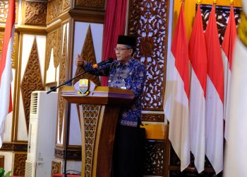 Wakil Gubernur Jambi Drs. H. Abdullah Sani, M.Pd.I menyampaikan sambutan saat dialog bersama Wamen Pendidikan Dasar dan Menengah RI di Auditorium Rumah Dinas Gubernur Jambi, Rabu (9/7/2025). (Dok. Erit - Kominfo)