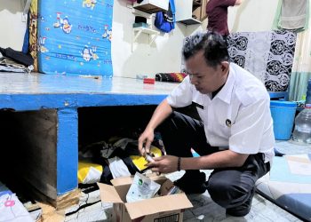 Hidayat saat memeriksa barang-barang milik warga binaan dalam razia yang dipimpin langsung oleh Kakanwil Kemenkumham Jambi Hidayat, Rabu (9/7/2025). (Dok. Humas)