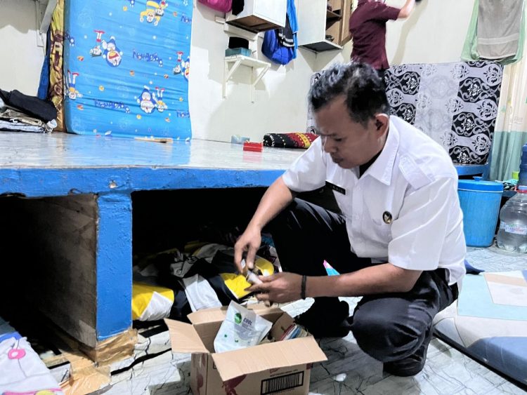 Hidayat saat memeriksa barang-barang milik warga binaan dalam razia yang dipimpin langsung oleh Kakanwil Kemenkumham Jambi Hidayat, Rabu (9/7/2025). (Dok. Humas)