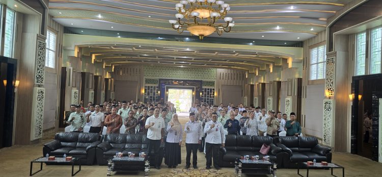 Wali Kota Jambi, jajaran OPD, serta ratusan peserta dari berbagai elemen masyarakat menghadiri Sosialisasi BPJS Ketenagakerjaan sebagai bagian dari implementasi Program Kampung Bahagia di Griya Mayang, Rabu (9/7/2025). (Dok. Yola)