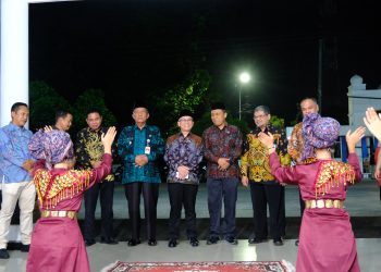 Wakil Gubernur Jambi, Drs. H. Abdullah Sani, M.Pd.I bersama Wakil Menteri Pendidikan Dasar dan Menengah RI dan sejumlah pejabat pendidikan menyaksikan tari penyambutan pada pembukaan Bimtek Fasilitator Pembelajaran Mendalam, Rabu (9/7/2025) malam di BPMP Provinsi Jambi. (Dok. Nahar)