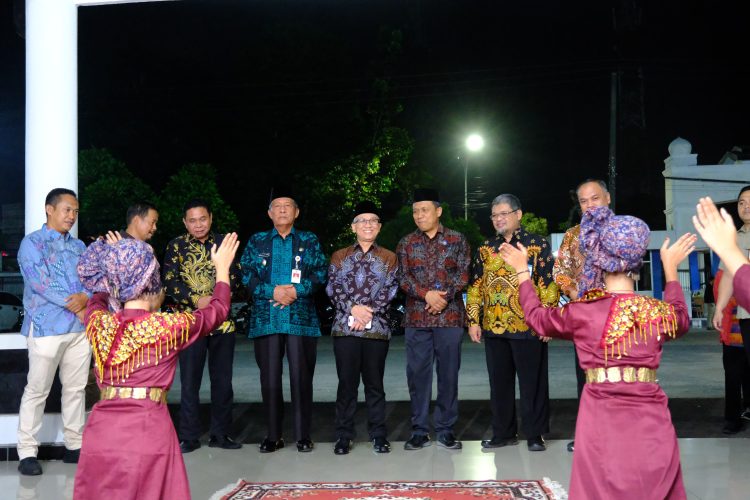 Wakil Gubernur Jambi, Drs. H. Abdullah Sani, M.Pd.I bersama Wakil Menteri Pendidikan Dasar dan Menengah RI dan sejumlah pejabat pendidikan menyaksikan tari penyambutan pada pembukaan Bimtek Fasilitator Pembelajaran Mendalam, Rabu (9/7/2025) malam di BPMP Provinsi Jambi. (Dok. Nahar)