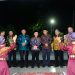 Wakil Gubernur Jambi, Drs. H. Abdullah Sani, M.Pd.I bersama Wakil Menteri Pendidikan Dasar dan Menengah RI dan sejumlah pejabat pendidikan menyaksikan tari penyambutan pada pembukaan Bimtek Fasilitator Pembelajaran Mendalam, Rabu (9/7/2025) malam di BPMP Provinsi Jambi. (Dok. Nahar)