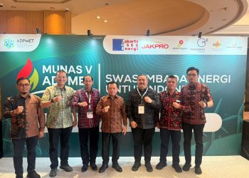 Gubernur Jambi Al Haris (keempat dari kiri) bersama sejumlah kepala daerah dan peserta Munas V ADPMET 2025 di Hotel JW Marriott, Jakarta, Kamis (10/7/2025). (Dok. Kominfo)