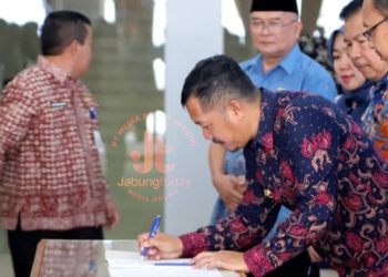 Bupati Kerinci Monadi menandatangani dokumen pembukaan Musrenbang RPJMD 2025–2030 di Ruang Pola Kantor Bupati Kerinci, Kamis (10/7/2025), (Dok. Kominfo)