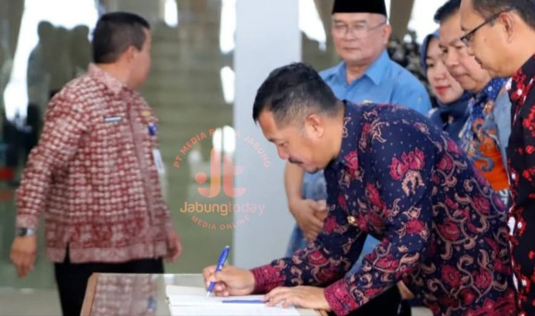 Bupati Kerinci Monadi menandatangani dokumen pembukaan Musrenbang RPJMD 2025–2030 di Ruang Pola Kantor Bupati Kerinci, Kamis (10/7/2025), (Dok. Kominfo)