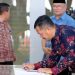 Bupati Kerinci Monadi menandatangani dokumen pembukaan Musrenbang RPJMD 2025–2030 di Ruang Pola Kantor Bupati Kerinci, Kamis (10/7/2025), (Dok. Kominfo)