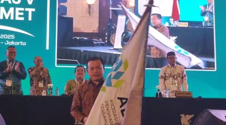 Gubernur Jambi Al Haris menerima bendera pataka ADPMET usai terpilih sebagai Ketua Umum dalam Munas V Asosiasi Daerah Penghasil Migas dan Energi Terbarukan di Jakarta, Kamis (10/07/2025). (Dok. Erit - Kominfo)