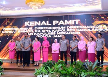 Kapolda Jambi Irjen Pol. Krisno H. Siregar didampingi Ketua Bhayangkari Daerah Jambi Ny. Evi Krisno Siregar bersama para pejabat utama dan Kapolres jajaran dalam acara Kenal Pamit PJU dan Kapolres di Aula Gedung Siginjai, Kamis (10/7/2025). (Dok. Humas Polda Jambi)