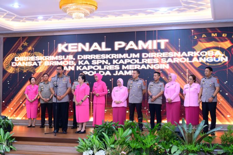 Kapolda Jambi Irjen Pol. Krisno H. Siregar didampingi Ketua Bhayangkari Daerah Jambi Ny. Evi Krisno Siregar bersama para pejabat utama dan Kapolres jajaran dalam acara Kenal Pamit PJU dan Kapolres di Aula Gedung Siginjai, Kamis (10/7/2025). (Dok. Humas Polda Jambi)