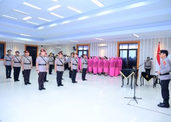 Kapolda Jambi Irjen Pol. Krisno H. Siregar memimpin upacara Serah Terima Jabatan Pejabat Utama dan Kapolres jajaran di Aula Lantai 4 Gedung Utama Mapolda Jambi, Kamis (10/7/2025). (Dok. Humas Polda Jambi)