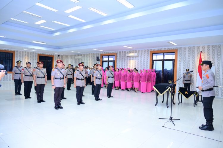 Kapolda Jambi Irjen Pol. Krisno H. Siregar memimpin upacara Serah Terima Jabatan Pejabat Utama dan Kapolres jajaran di Aula Lantai 4 Gedung Utama Mapolda Jambi, Kamis (10/7/2025). (Dok. Humas Polda Jambi)