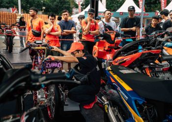 Seorang peserta tengah mempersiapkan motor modifikasinya saat Honda Modif Contest (HMC) 2025 berlangsung. Ajang ini menjadi tempat unjuk kreativitas bagi lebih dari 1.200 modifikator dari seluruh Indonesia. (Dok. Sinsen)