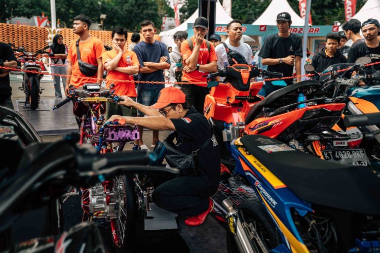 Seorang peserta tengah mempersiapkan motor modifikasinya saat Honda Modif Contest (HMC) 2025 berlangsung. Ajang ini menjadi tempat unjuk kreativitas bagi lebih dari 1.200 modifikator dari seluruh Indonesia. (Dok. Sinsen)