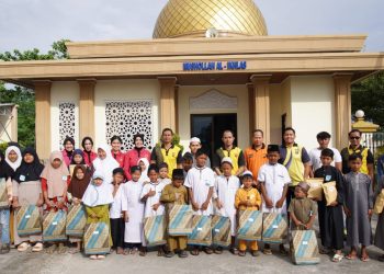 Direktur Ditpolairud Polda Jambi Kombes Pol Agus Tri Waluyo, Bhayangkari, dan anak-anak peserta lomba azan dan mengaji berfoto bersama di depan Mushola Al-Ikhlas, Jumat (11/7/2025) pagi. (Dok. Daus)