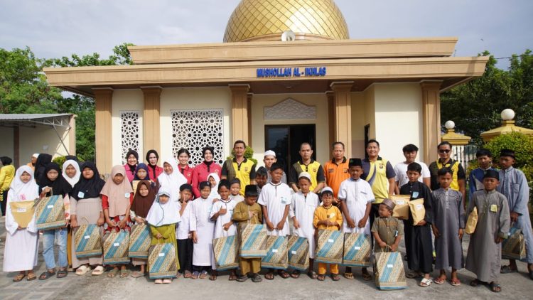 Direktur Ditpolairud Polda Jambi Kombes Pol Agus Tri Waluyo, Bhayangkari, dan anak-anak peserta lomba azan dan mengaji berfoto bersama di depan Mushola Al-Ikhlas, Jumat (11/7/2025) pagi. (Dok. Daus)