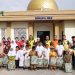 Direktur Ditpolairud Polda Jambi Kombes Pol Agus Tri Waluyo, Bhayangkari, dan anak-anak peserta lomba azan dan mengaji berfoto bersama di depan Mushola Al-Ikhlas, Jumat (11/7/2025) pagi. (Dok. Daus)
