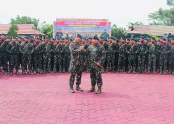 Kombes Pol Muhammad Faishal Aris (tengah kanan) secara resmi menjabat sebagai Dansat Brimob Polda Jambi menggantikan Kombes Pol Zulkifli Ismail (tengah kiri). Keduanya mengikuti prosesi serah terima Duaja Satuan Brimob "Satya Singa Kartipala" dalam upacara penyambutan di Mako Brimob Polda Jambi, Jumat (11/7/2025).  (Dok. Humas)