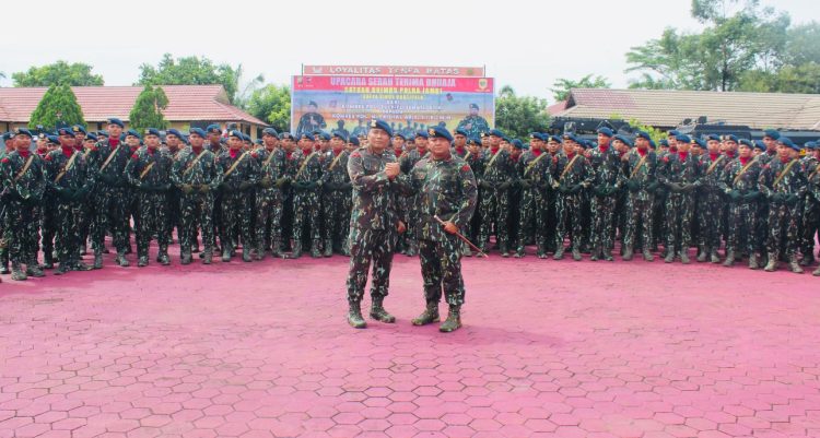 Kombes Pol Muhammad Faishal Aris (tengah kanan) secara resmi menjabat sebagai Dansat Brimob Polda Jambi menggantikan Kombes Pol Zulkifli Ismail (tengah kiri). Keduanya mengikuti prosesi serah terima Duaja Satuan Brimob "Satya Singa Kartipala" dalam upacara penyambutan di Mako Brimob Polda Jambi, Jumat (11/7/2025). (Dok. Humas)