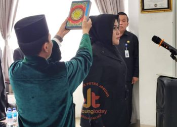 Maya Novefry Handayani saat diambil sumpah jabatan sebagai Dewan Pengawas Perumda Tirta Sakti oleh Bupati Kerinci di Kantor Perumda, Bukit Tengah, Jumat (11/7/2025). (Foto: Jambi Today)