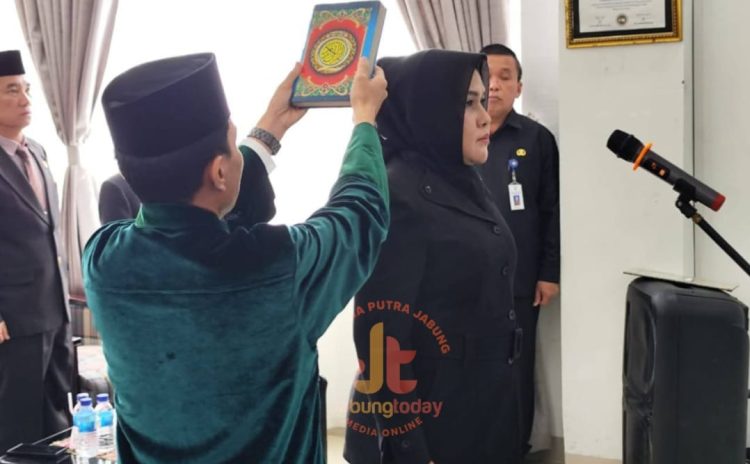 Maya Novefry Handayani saat diambil sumpah jabatan sebagai Dewan Pengawas Perumda Tirta Sakti oleh Bupati Kerinci di Kantor Perumda, Bukit Tengah, Jumat (11/7/2025). (Foto: Jambi Today)
