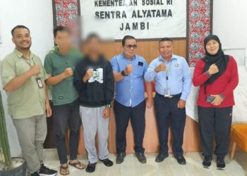 Petugas Bapas Jambi bersama perwakilan Sentra Alyatama dan keluarga klien saat proses serah terima dua anak yang telah menyelesaikan pembinaan di Jambi, Jumat (11/7/2025). (Dok. Nahar)