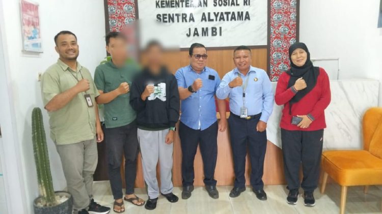 Petugas Bapas Jambi bersama perwakilan Sentra Alyatama dan keluarga klien saat proses serah terima dua anak yang telah menyelesaikan pembinaan di Jambi, Jumat (11/7/2025). (Dok. Nahar)