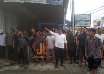 Bupati Kerinci Monadi, S.Sos., M.Si., meninjau langsung lokasi kebakaran rumah warga di depan Pasar Senin, Kecamatan Siulak, Jumat (11/7/2025). (Dok. Yola)