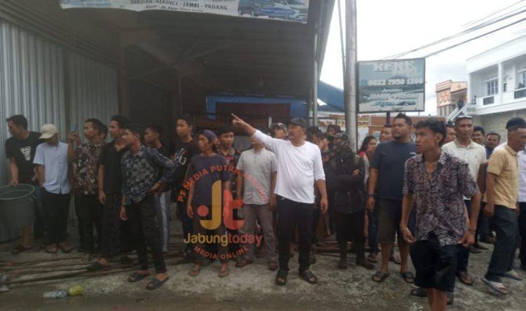 Bupati Kerinci Monadi, S.Sos., M.Si., meninjau langsung lokasi kebakaran rumah warga di depan Pasar Senin, Kecamatan Siulak, Jumat (11/7/2025). (Dok. Yola)