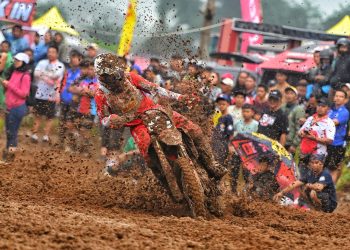 Arsenio Algifari melaju di lintasan berlumpur pada Kejurnas Motocross Indonesia MX2, menunjukkan determinasi tinggi bersama Honda CRF250R. (Dok. Sisnen)